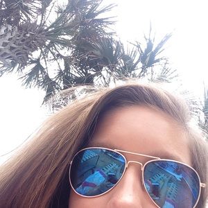 Meet your Posher, Avery